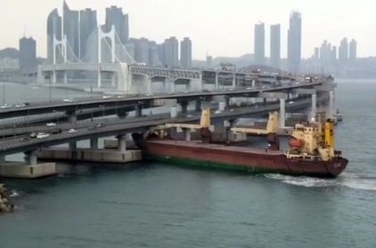 [Newsmaker] Russian cargo ship bumps into S. Korean bridge with intoxicated captain