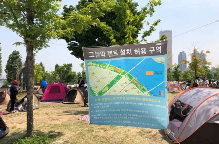 [From the scene] Tent regulations in Hangang parks trigger controversy