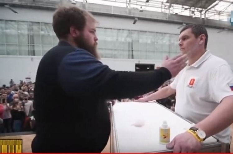 뺨때리기 대회서 우승한 러시아 남성…유튜브서 '벼락스타' 등극