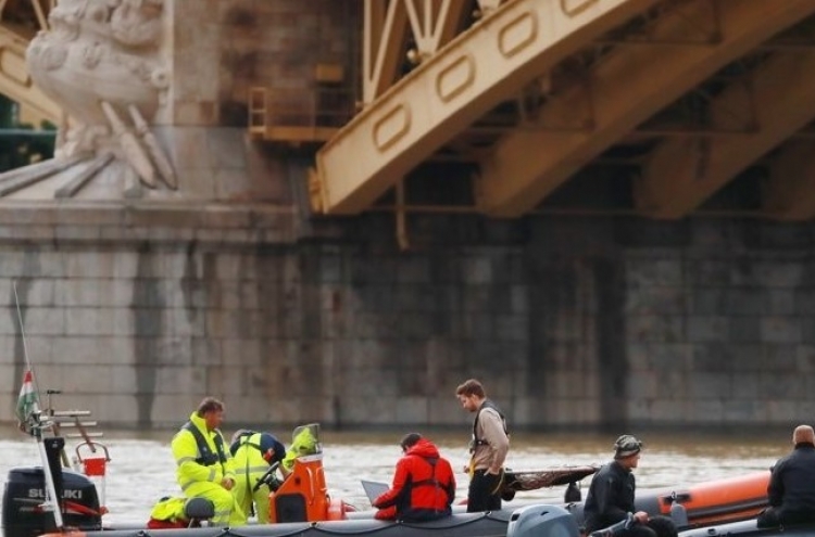헝가리 경찰, 다뉴브강서 침몰 유람선 추돌한 크루즈 선장 체포