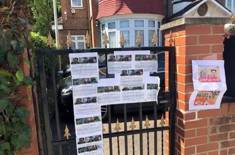 Defectors' group scatters anti-Pyongyang leaflets at NK embassy in London