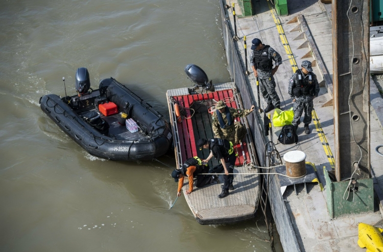 Hungarian authorities to tie last rope around sunken boat to lift it from riverbed