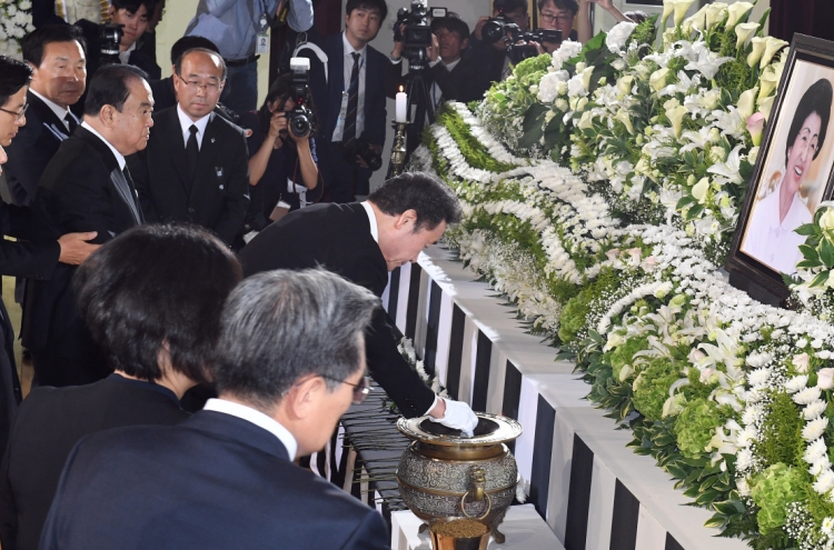 S. Koreans bid farewell to ex-first lady Lee Hee-ho