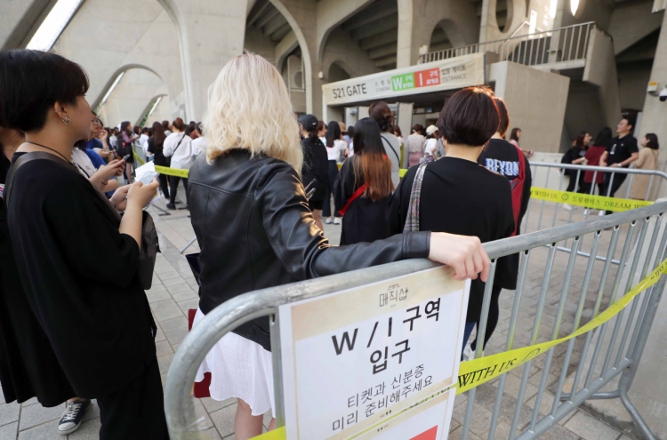 [Newsmaker] BTS fans complain of tight ID checks at Busan concerts