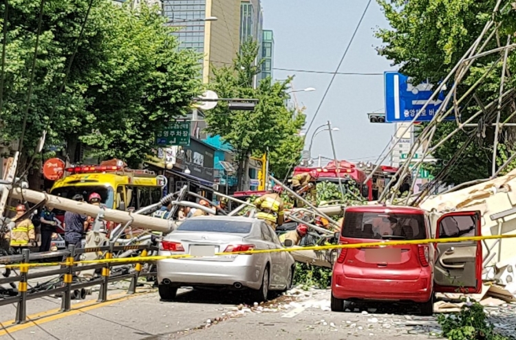 [Breaking] 2 injured from wall collapse at construction site near Sinsa Station