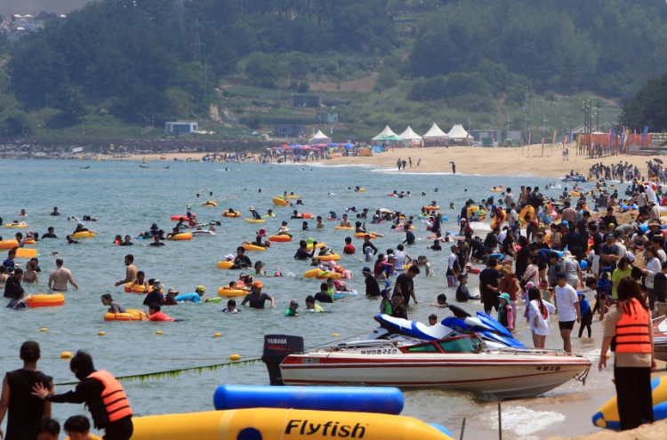 Amid heat wave, beaches nationwide crowded with people