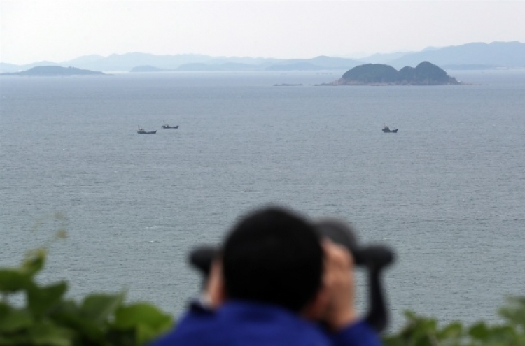 Military investigating report of periscope-like object  off Haengdam Island Service Area: JCS