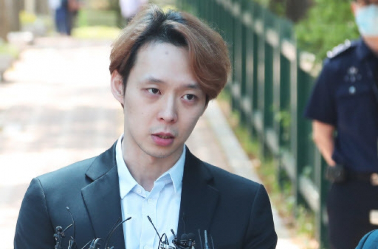 [Newsmaker] ‘Park Yoo-chun invited police officers home while under probe’