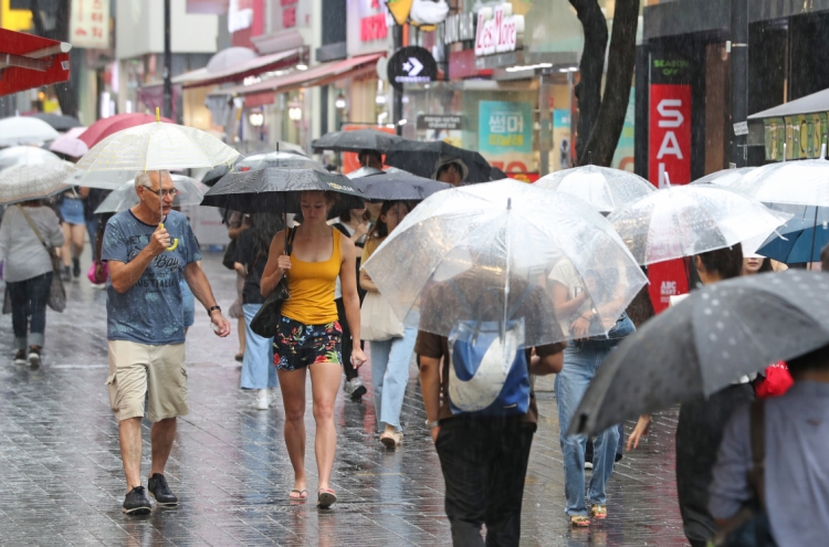 Typhoon Francisco to land at Busan-Geoje area Tuesday night: weather agency