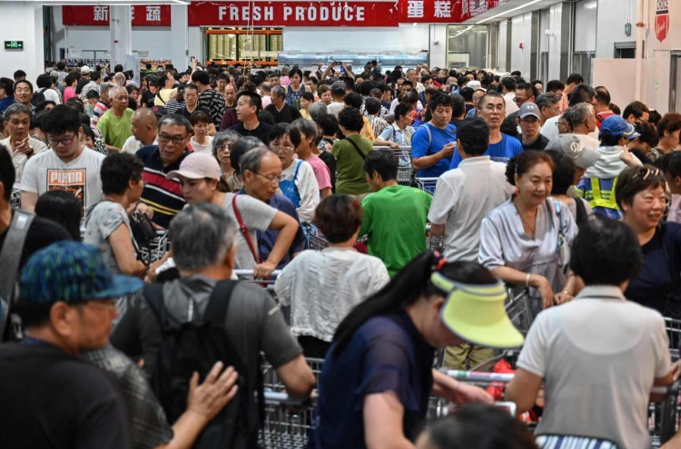 Costco cuts short China debut after shoppers swamp store