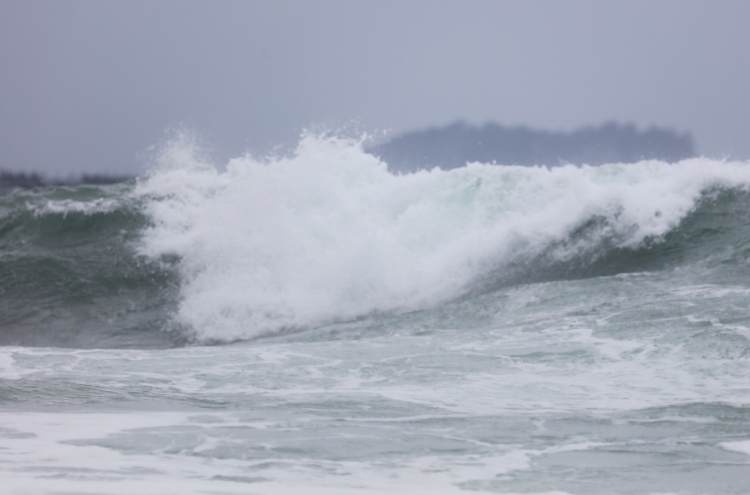 Typhoon Tapah dumps heavy rain, causing flight cancellations