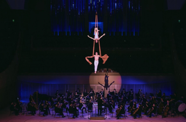 [Herald Review] Classical music lifted up by circus performance