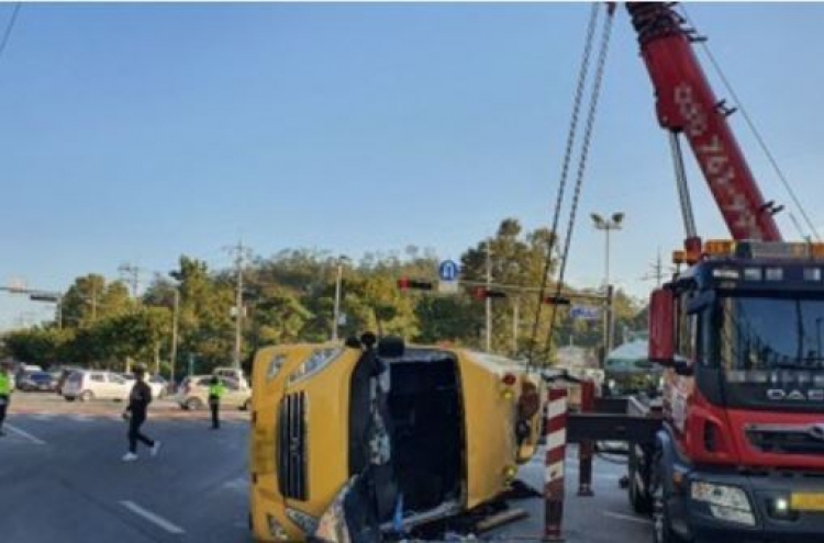 Bus crash into passenger car kills 1 high school student in Seoul