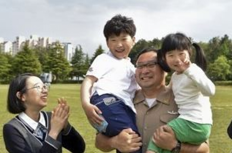 "꿈속에서 동생 만나"…경찰 도움으로 70년 만에 재회한 두 형제