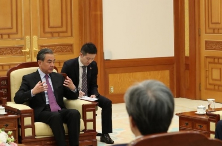 Moon stresses China's role in Korea peace process during talks with its foreign minister