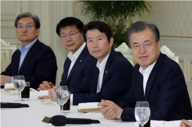 Moon to have dinner with ruling party officials