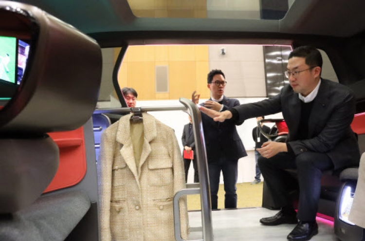 LG Group chief visits R&D center, emphasizes design