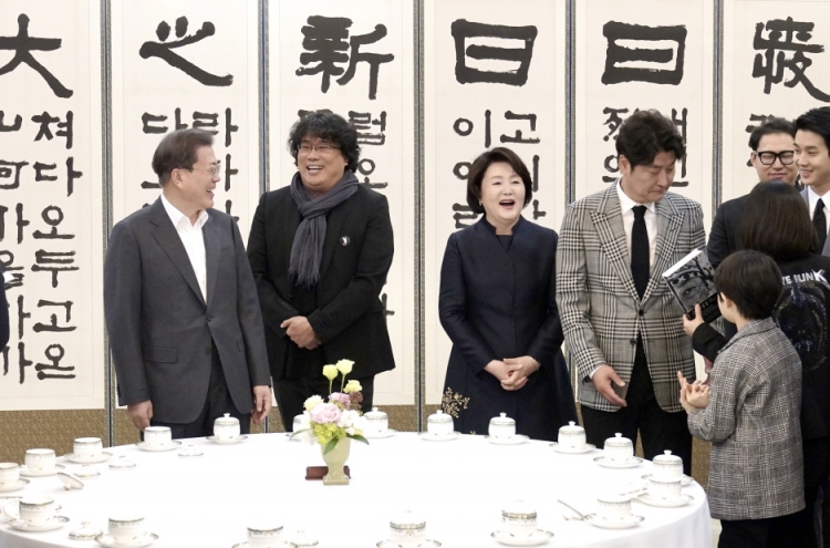 Moon meets Bong Joon-ho, vows govt. efforts against cinema screen monopolies
