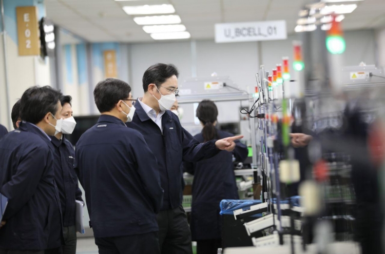 Samsung heir visits smartphone plant in Gumi