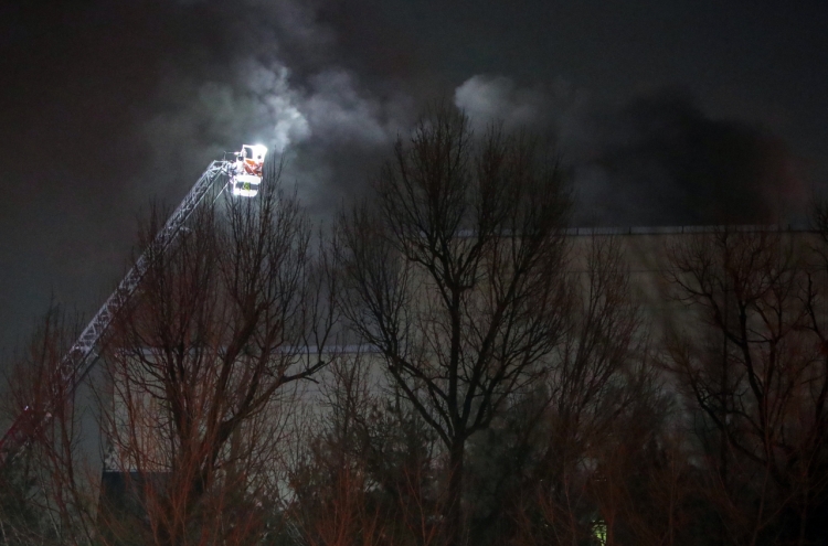 Fire breaks out at Samsung chip plant, production unaffected