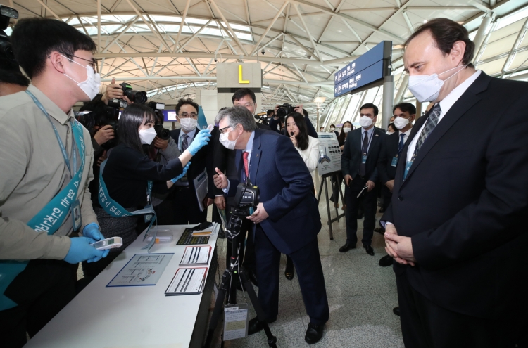 Foreign diplomats visit Incheon airport to observe S. Korea's quarantine procedures