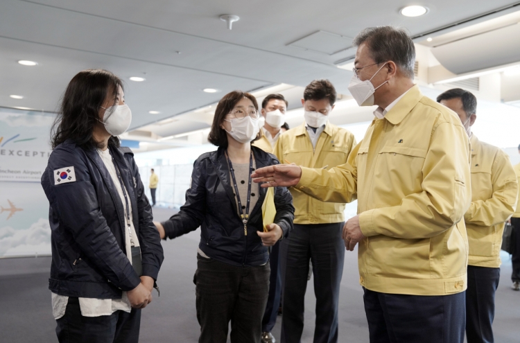Moon appreciates quarantine workers' service at Incheon airport