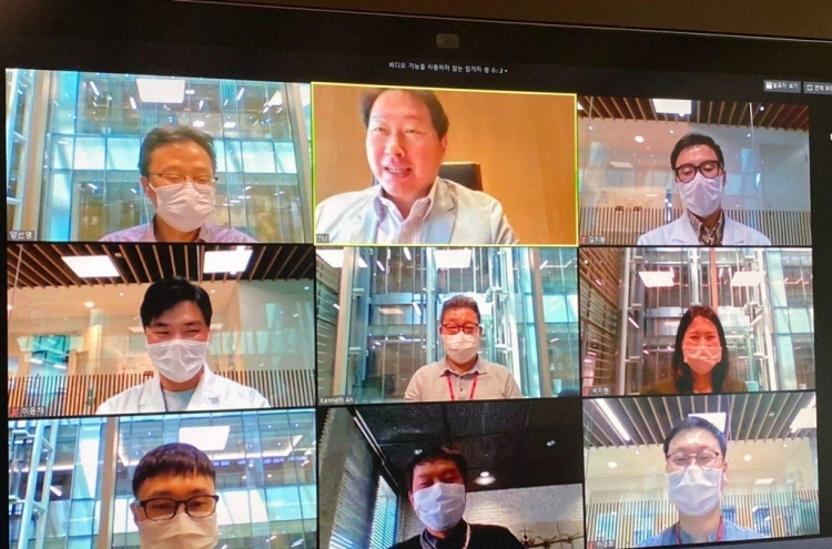 [Photo News] SK Group Chairman gives pep talk to coronavirus vaccine team from distance