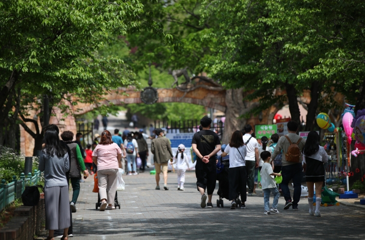 Early summer-like weather continues in S. Korea