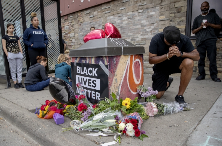미 비무장 흑인, 경찰 무릎에 목 눌려 사망