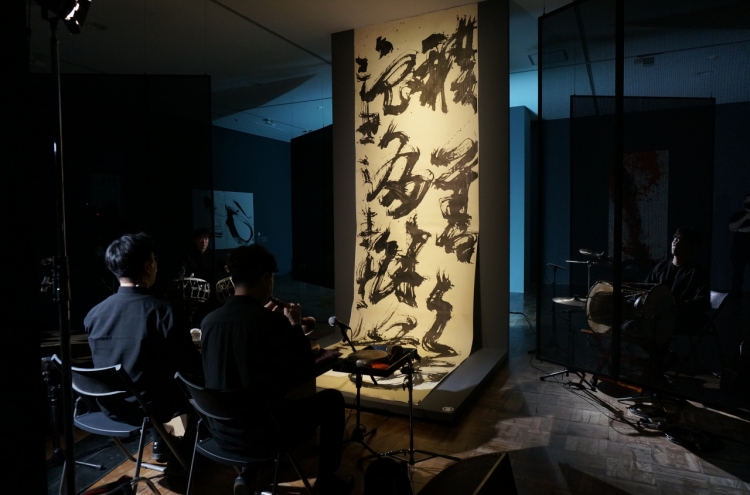 Gugak performed against backdrop of Korean calligraphy show