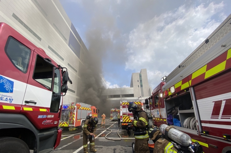 Blaze kills 5 in Yongin distribution center: fire department