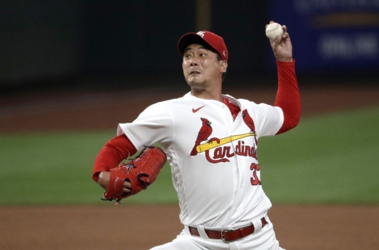 Cardinals' Kim Kwang-hyun walks tightrope for 1st MLB save