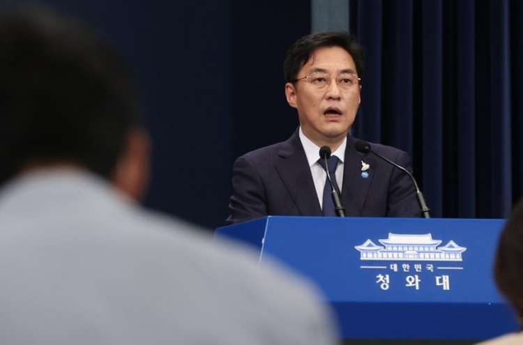 Cheong Wa Dae expresses regret at Abe's resignation, expresses hope for quick health recovery
