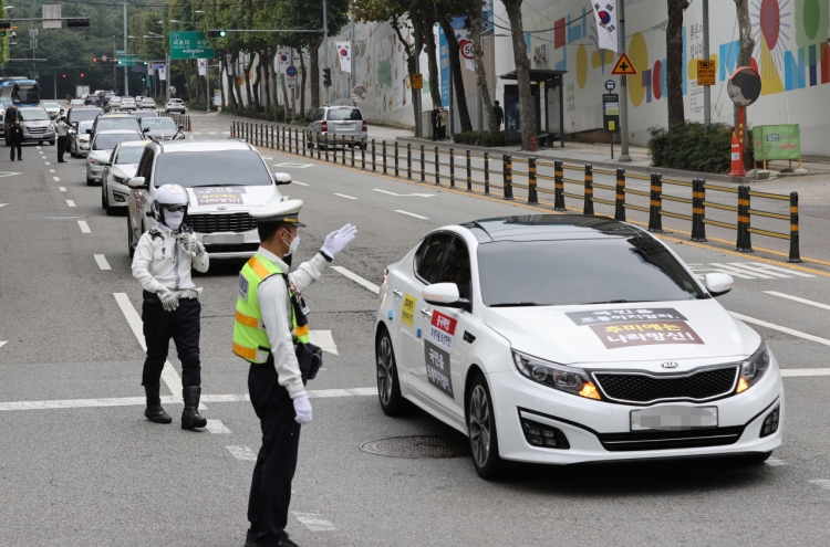 Conservatives stage 'drive-thru' rallies in Seoul on natl. holiday amid virus fears