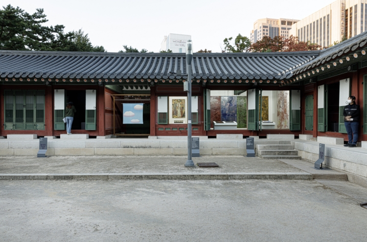 Palace architectures harmonized with artworks at Deoksugung palace