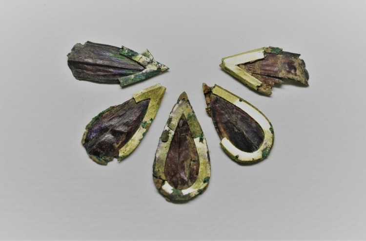 Go stones, jewel beetle ornaments, guilt-bronze crown unearthed at Silla-era tomb