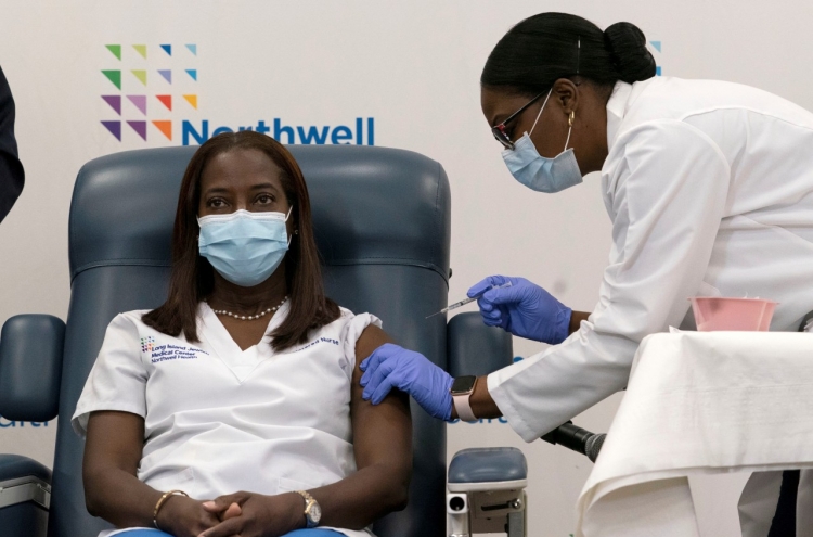 미국 첫 백신 접종은 자메이카 출신 간호사…'마스크 계속 써야'