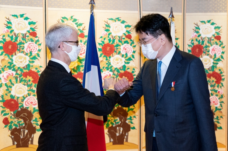 Korean Air CEO receives honor from French government for building ties