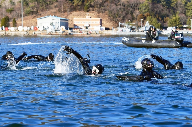 Navy's sea salvage unit conducts annual wintertime training