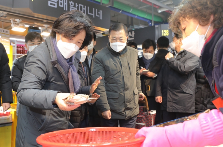 Moon, first lady visit traditional fish market ahead of Lunar New Year