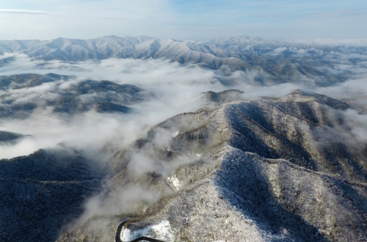 [Newsmaker] Unseasonal snow falls in May, first in 22 years