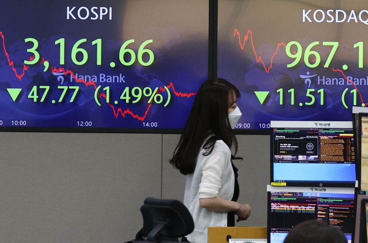 Seoul stocks tumble on foreign sell-offs amid inflation concerns