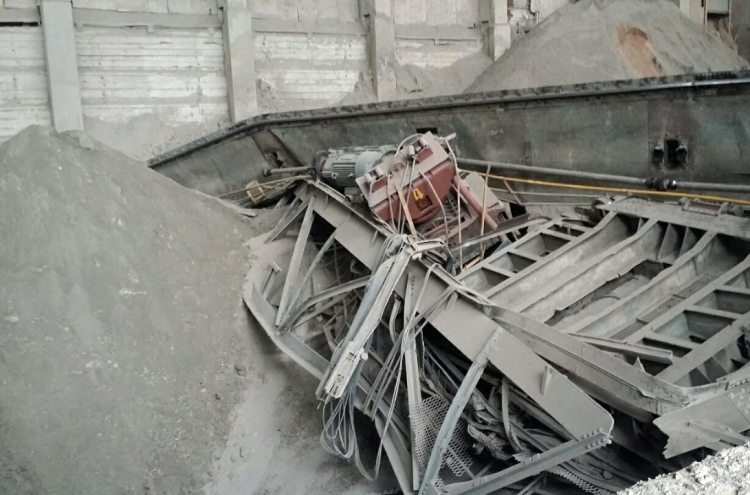 Crane driver dies after overhead crane falls at cement factory