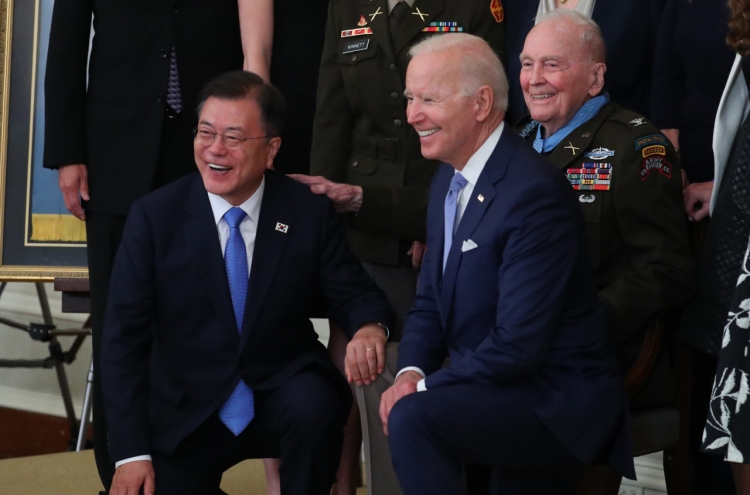 Biden goes maskless in meeting with Moon