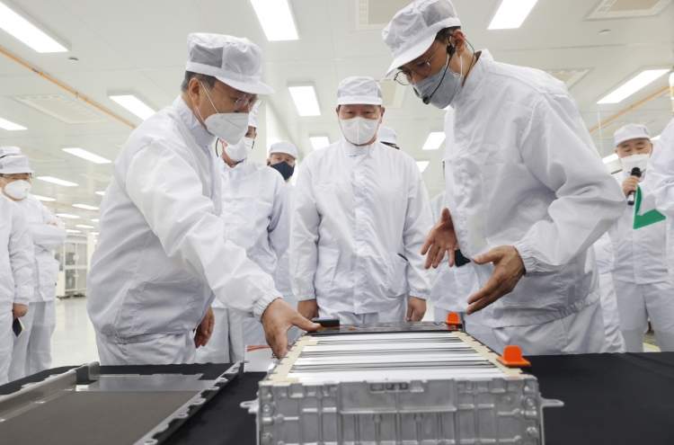 Moon visits SK Innovation’s battery plant in Georgia