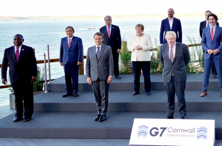 Meeting Suga at G-7 'precious' occasion for new beginning in S. Korea-Japan relations: Moon