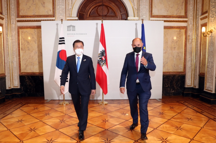 Moon hopes for closer parliamentary ties between S. Korea, Austria