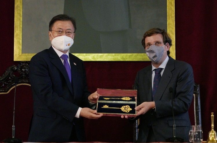 Moon given 'golden key' in Spain visit