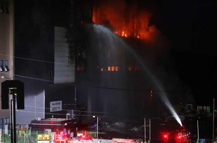 Fire at Coupang warehouse rages for over a day, 1 firefighter trapped