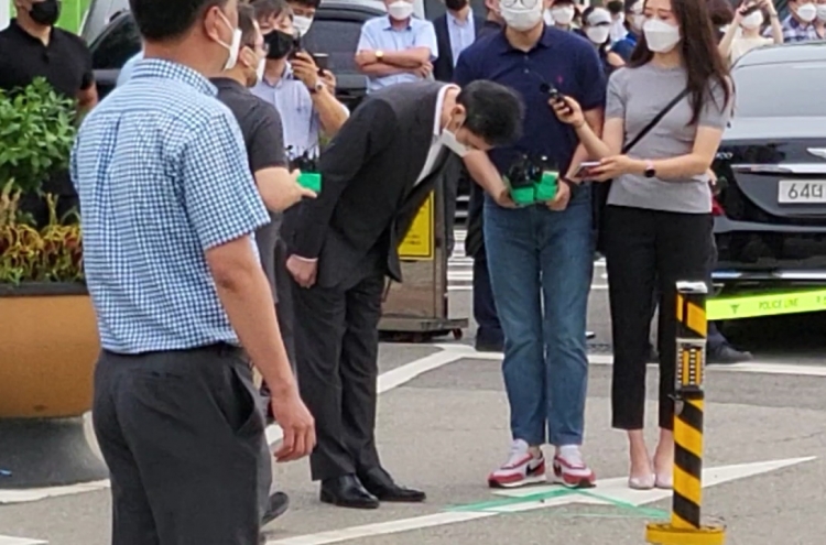 [From the Scene] Hundreds gather to watch Lee leave jail